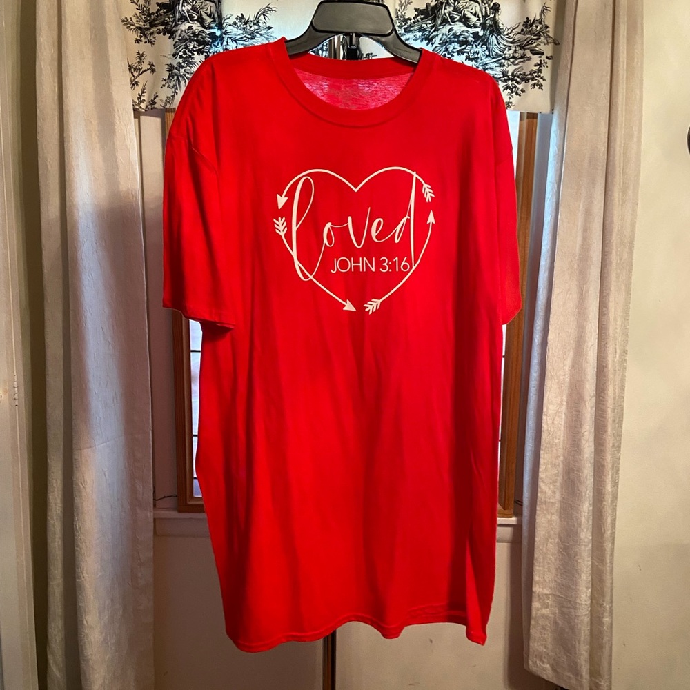 NWOT Loved John 3:16 tee